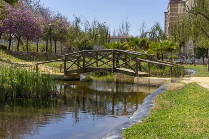 wooden bridge river park malaga paisaje Merca2.es