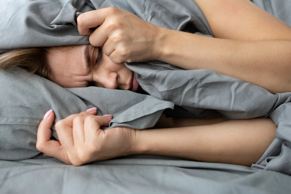 El gesto de antes de dormir que sabotea tu descanso desde hace años
