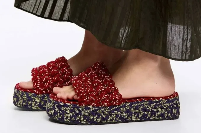 Sandalia plataforma cabo trenzado azul y rojo de Bimba y Lola