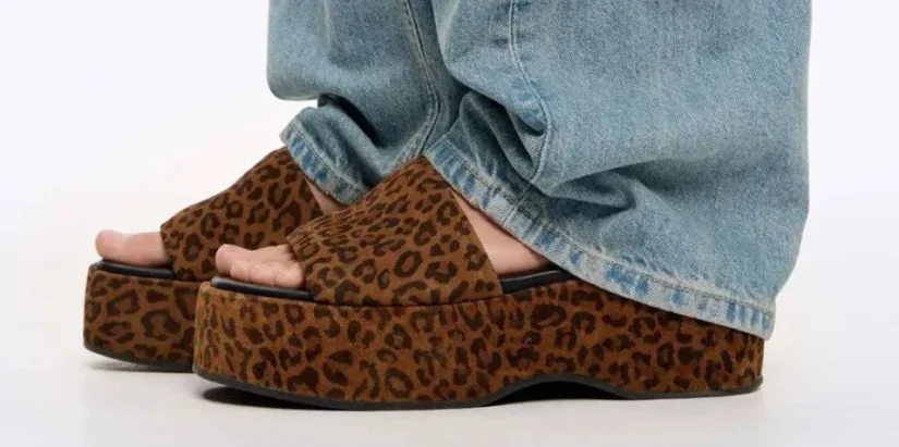 Sandalia plataforma piel print leopardo de Bimba y Lola