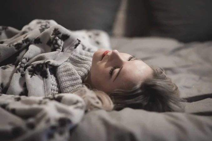 El culpable de tu mal sueño no es el móvil, es este hábito nocturno