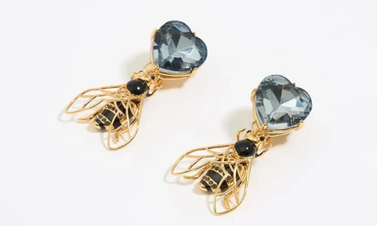 El Corte Inglés rebaja los pendientes de moda de Bimba y Lola ¡No te lo pierdas! 83 Merca2.es 2.- Pendientes con cristales y forma de abeja. Precio: € 4870 (reducido de € 65)