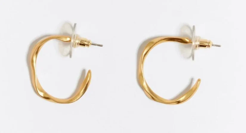 El Corte Inglés rebaja los pendientes de moda de Bimba y Lola ¡No te lo pierdas! 84 Merca2.es 3.- Pendientes de aro de dos aguas. Precio: € 2620 (reducido de € 35)