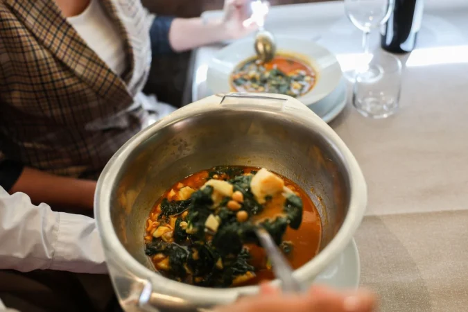 Potaje de vigilia: El clásico de la Semana Santa española 65 Merca2.es EuropaPress 2070361 camarero sirve plato potaje vigilia restaurante cantina estacion calle sor Merca2.es