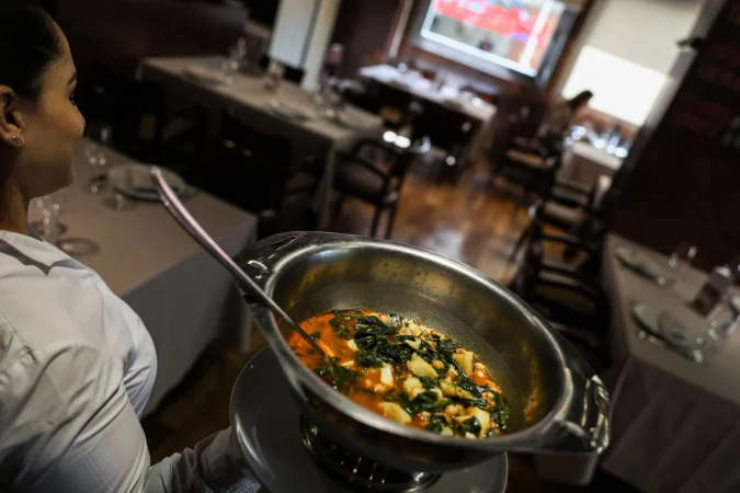 Potaje de vigilia: El clásico de la Semana Santa española 64 Merca2.es EuropaPress 2070362 camarera lleva cazuela potaje vigilia restaurante cantina estacion calle Merca2.es