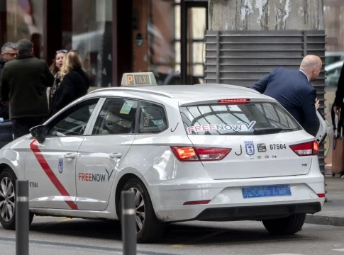 Taxi con etiqueta de FreeNow, competencia de Uber. Fuente: Agencias