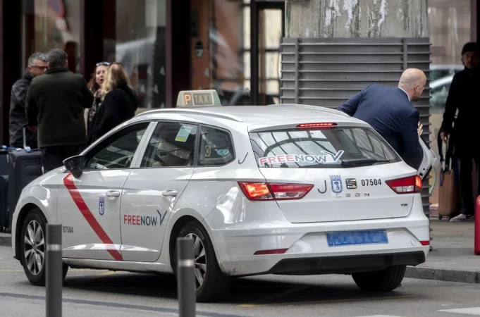 Tras expulsar a Uber, Cabify y Bolt el taxi busca un aumento de precio en Barcelona 1 Merca2.es Taxi con etiqueta de FreeNow, competencia de Uber. Fuente: Agencias