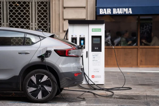 Los vehículos de gas y diesel ya acumulan más problemas que los híbridos y los de eléctricos 1 Merca2.es EuropaPress 6519626 coche cargandose punto carga publico coches electricos 14 febrero 2025 Merca2.es