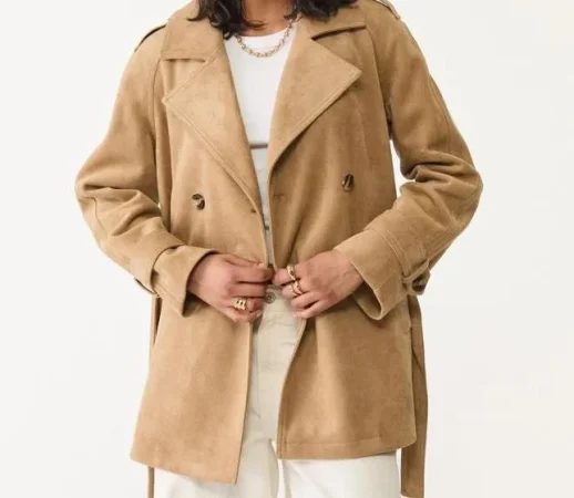 Gabardina de ante de Stradivarius por 59,99 euros