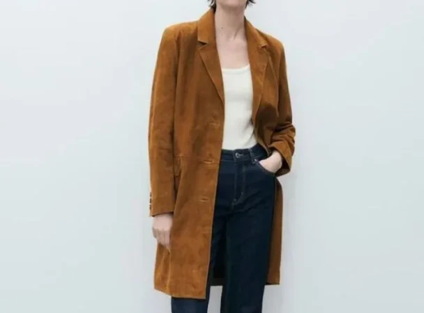Gabardina midi de piel de ante de Mango por 299,99 euros