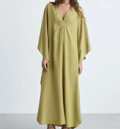 Gracias a Mango y sus vestidos satinados te convertirás en el centro de las fiestas 70 Merca2.es 4. Vestido satinado mangas murciélago: glamour y comodidad