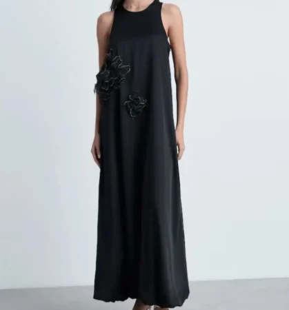 Gracias a Mango y sus vestidos satinados te convertirás en el centro de las fiestas 71 Merca2.es 5. Vestido satinado con flores: sofisticación con un toque arty