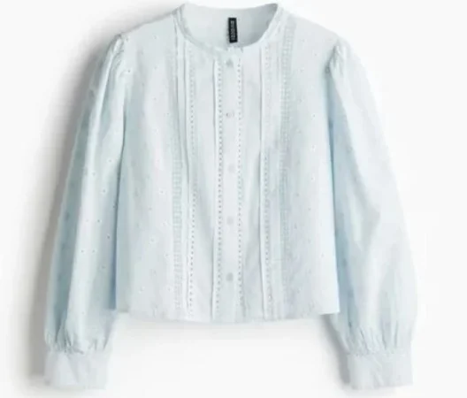 H&M ya presume de sus maravillosas novedades para esta primavera 54 Merca2.es 4. Camisa azul de H&M (34,99 euros)