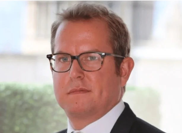 ¿Es el oro una alternativa a los activos “refugio” en dólares estadounidenses? 1 Merca2.es James Luke Schroders min Merca2.es