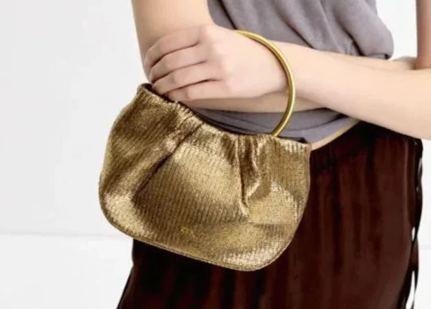 La colección de primavera de Parfois no tiene nada que envidiar a la de Massimo Dutti 24 Merca2.es Bolso de oro: para eventos nocturnos