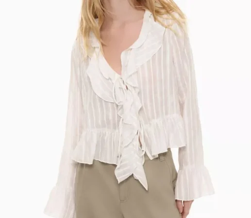 Camisa con volantes y lazada: un toque femenino y moderno