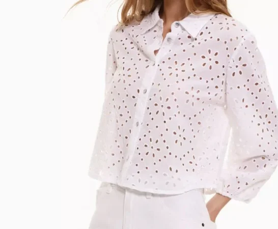 Camisa cuello camisero y bordado: el toque clásico con un giro moderno