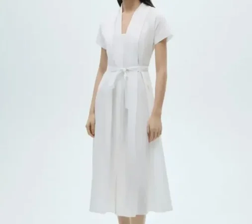 Vestido con pliegues y lazo – 39,99€