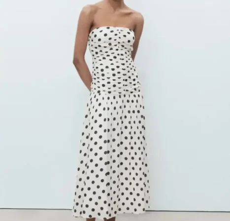 Vestido con topos y cuerpo drapeado – 99,99€