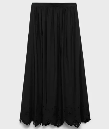 Falda negra midi de Mango (49,99 euros)