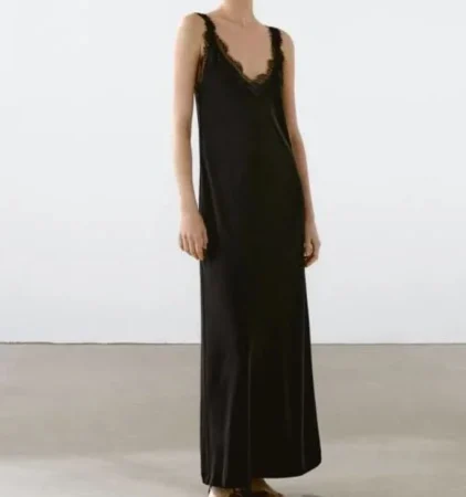 4. Vestido de lencería negro (79.99 euros)