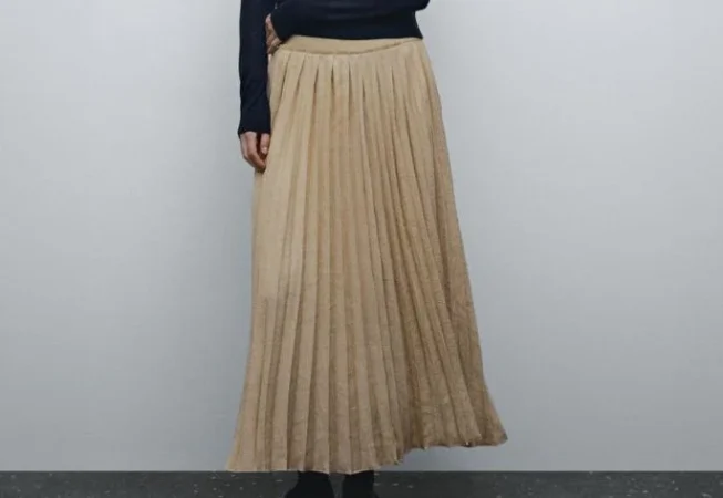 Massimo Dutti rebaja parte de su actual catálogo a precios de Zara o Mango 46 Merca2.es 3.- Falda beige de Midi Plisada: la tendencia de la temporada