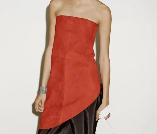 Top de diseño en gamuza sin un lado (299 euros).