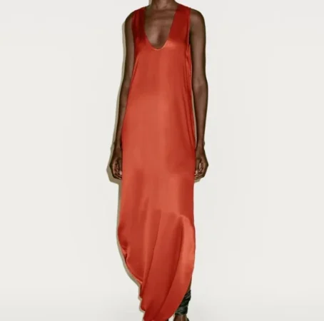 Vestido de seda brillante (169 euros)