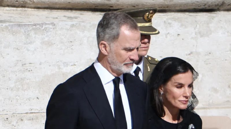 La reina Letizia toma una decisión tras quedarse sin luz en el Palacio de la Zarzuela 42 Merca2.es Pilar Eyre y otras expertas en Casa Real analizan la presencia y el grave error de Letizia en el funeral del Papa 9 1 Merca2.es