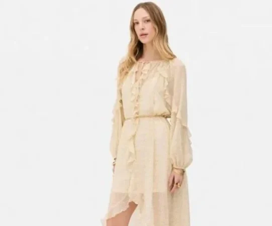 Vestido con volantes (28 euros)