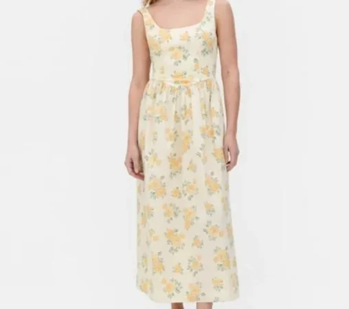 Estampados florales: el sello de la temporada. Vestido con flores en tonos amarillos – 36 euros