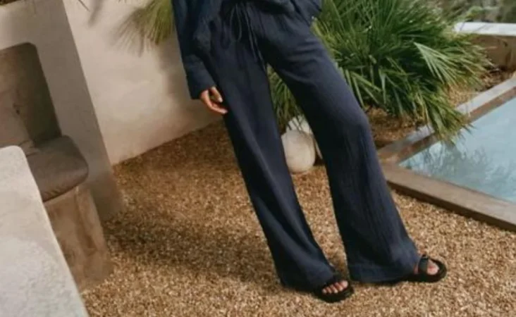 Pull & Bear destaca las faldas bohemias y blusas de tul esta semana 11 Merca2.es Pantalón de lino azul marino (25,99 euros)