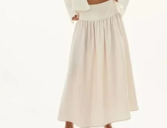 Pull & Bear destaca las faldas bohemias y blusas de tul esta semana 14 Merca2.es Vestido con estampado de lunares (35,99 euros)