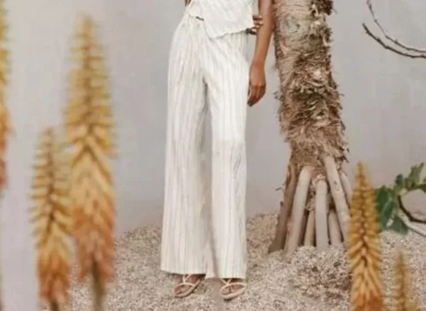 Pull & Bear destaca las faldas bohemias y blusas de tul esta semana 12 Merca2.es Pantalón de rayas (22,99 euros)