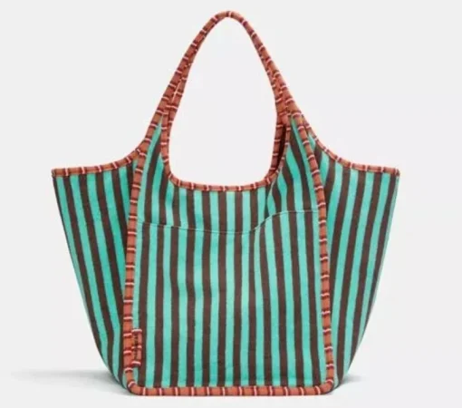 Pull & Bear destaca las faldas bohemias y blusas de tul esta semana 18 Merca2.es Bolso de hombro con tachuelas (19,99 euros)