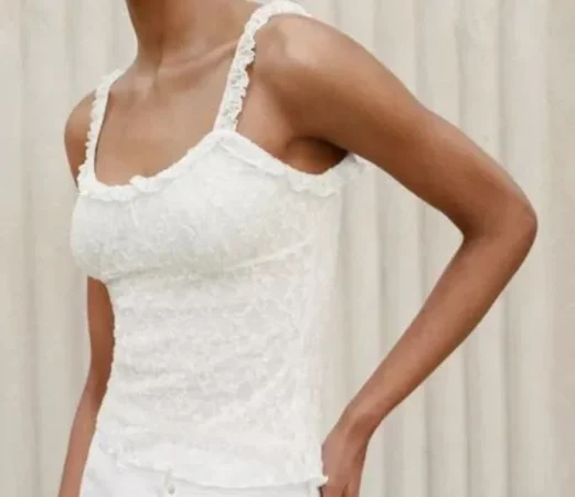 Pull & Bear destaca las faldas bohemias y blusas de tul esta semana 9 Merca2.es Blusa de tul con detalles especiales (22,99 euros)