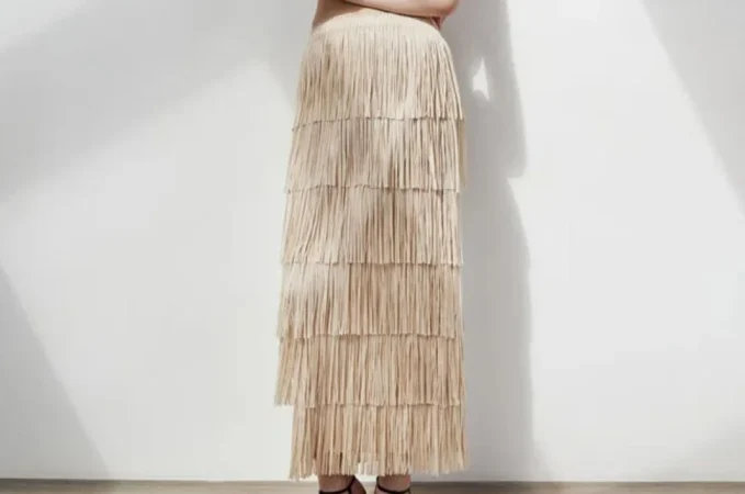 Falda de flecos con cintura elástica de Sfera (49,95 euros)