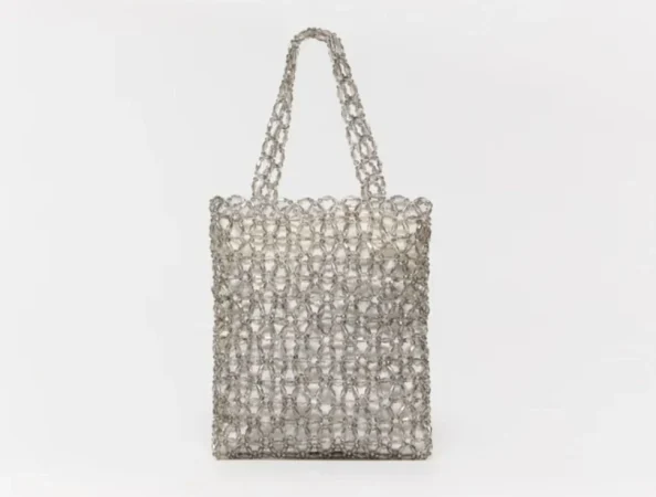 Bolso de mano brillante de Sfera (59,95 euros)