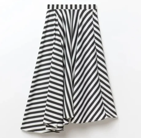 La falda asimétrica de rayas: un toque marinero para tu look