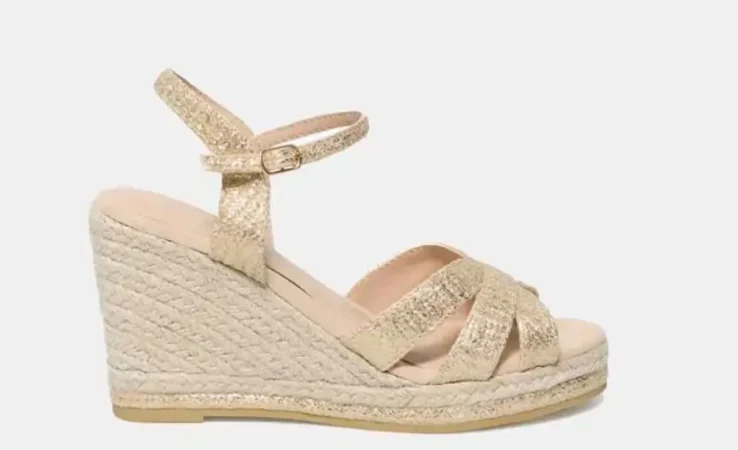 5.- Alpargatas en rafia metálicas – 19.99 euros