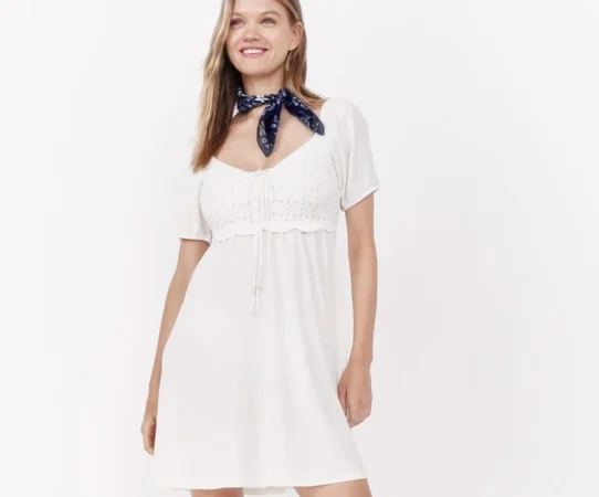 Springfield y La Vecina Rubia unen sus fuerzas con una colección llena de personalidad 17 Merca2.es 7. Vestido corto Ibiza crochet