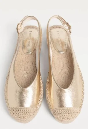 Stradivarius y sus novedades para esta primavera: del lino a los vaqueros efecto tipazo 70 Merca2.es Alpargatas doradas: el toque brillante