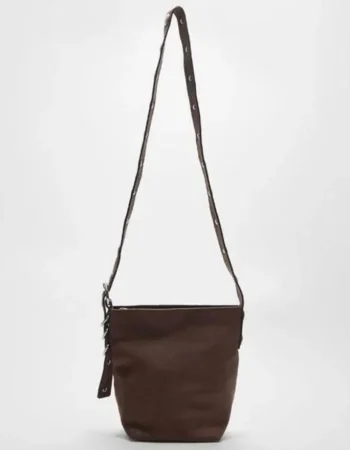 Stradivarius y sus novedades para esta primavera: del lino a los vaqueros efecto tipazo 72 Merca2.es Bolso bandolera efecto ante en tono tierra