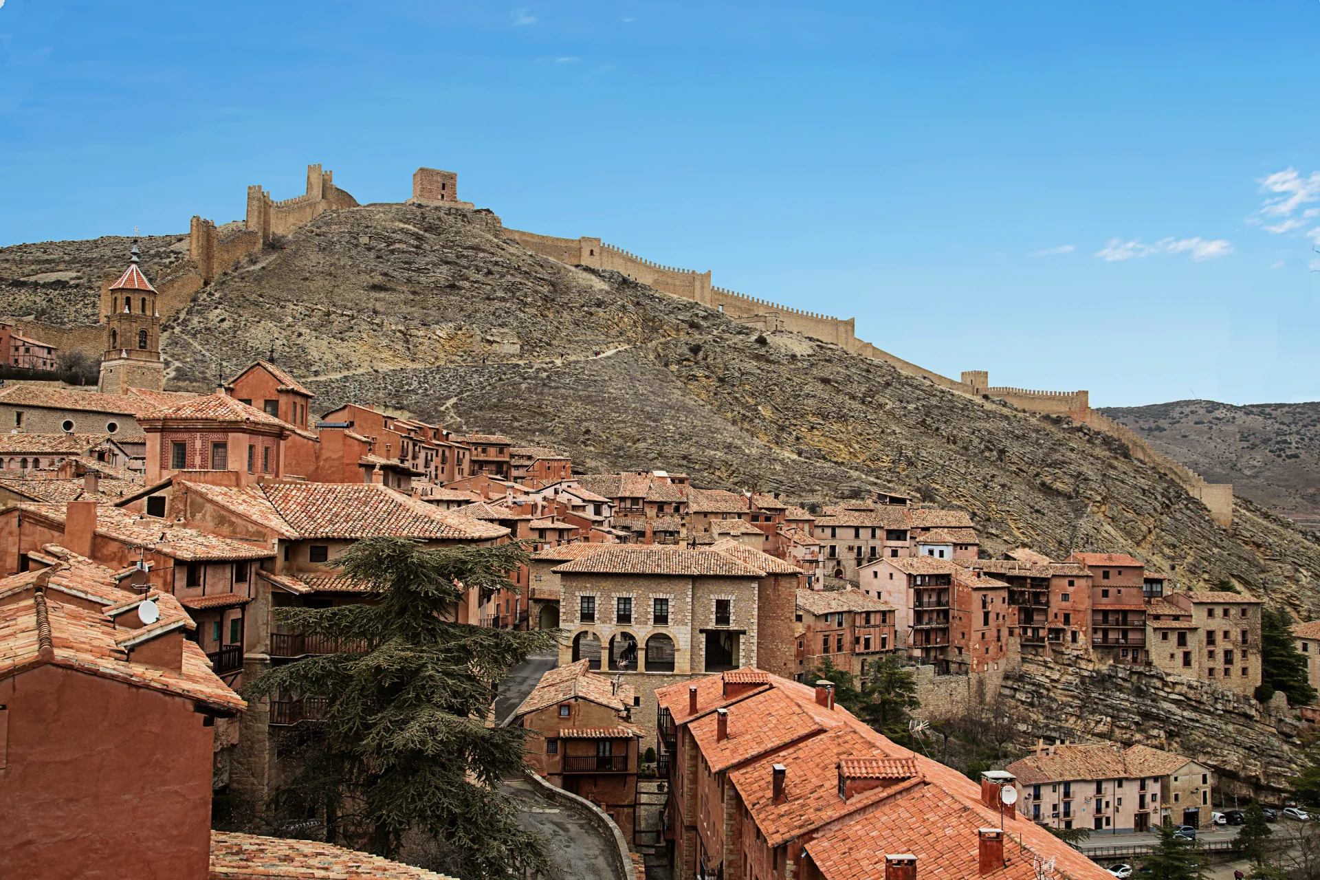 Existe un Far West español y se esconde en este espectacular paisaje rojo de Teruel que merece tu visita