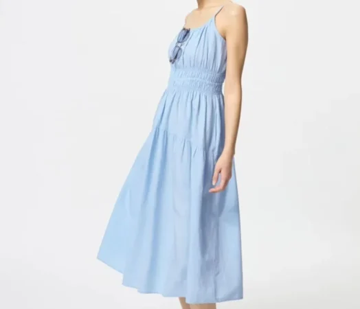 Vestidos de tirantes: frescura y elegancia