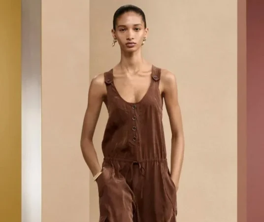 Pantalón con botones laterales (59,95 euros)