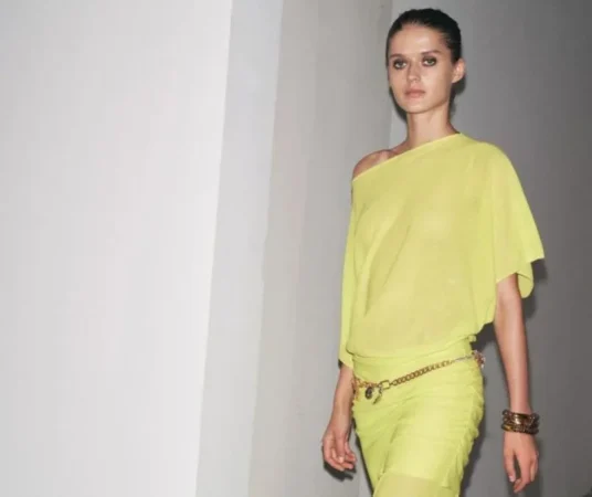 Zara tiene la solución para cualquier evento al que seas invitada, tanto de día como de noche 71 Merca2.es ¿Cómo llevar vestidos de Zara esta primavera 2025 para conseguir el mejor look?