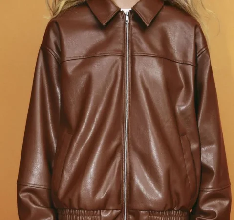¿Por qué la chaqueta bomber efecto cuero está arrasando?
