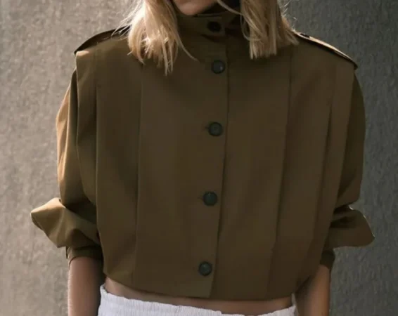 Zara te prepara para el cambio de tiempo con estas prendas que te van a volver loca 89 Merca2.es Una chaqueta bonita siempre es buena inversión. Chaqueta con pliegues (79,95 euros)
