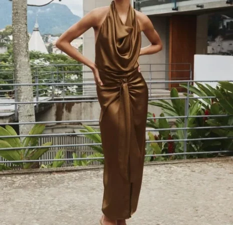 Zara te prepara para el cambio de tiempo con estas prendas que te van a volver loca 98 Merca2.es El vestido satinado con escote halter que no vas a querer soltar. Vestido de fiesta satinado (39,95 euros)